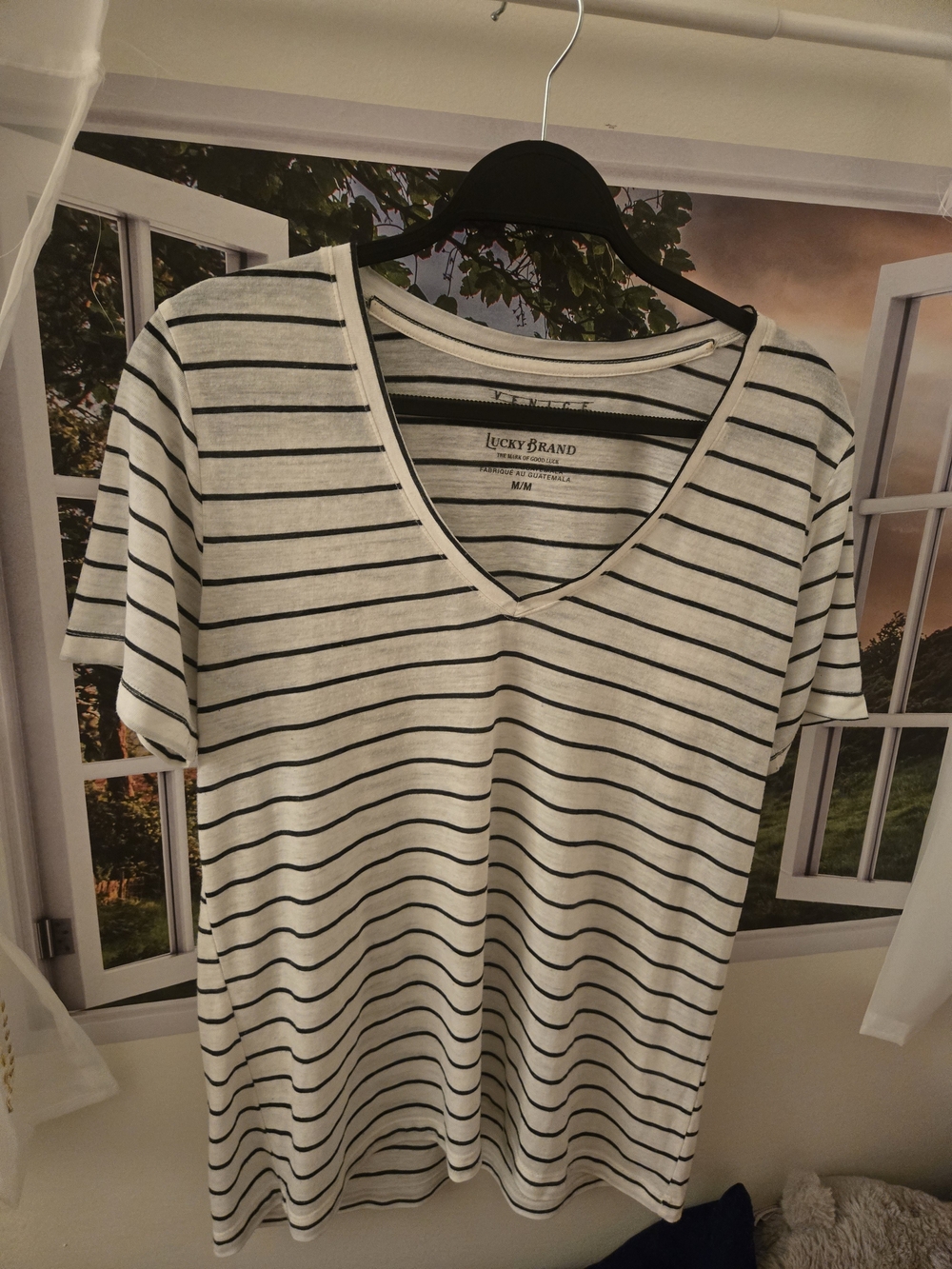 Title:
Lucky Brand Women’s Medium Striped V-Neck T-Shirt – Ivory/ Black